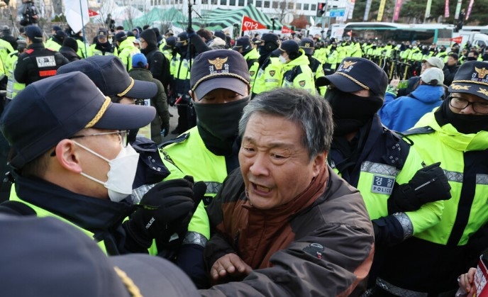 Хиляди протестиращи излязоха пред офиса на президента Юн Сук Йол