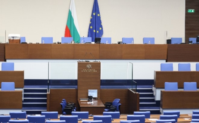 Без развръзка изглежда политическата криза в страната Депутатите ще продължат