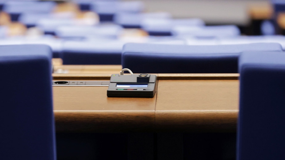 Първото заседание на Народното събрание продължава и днес като депутатите