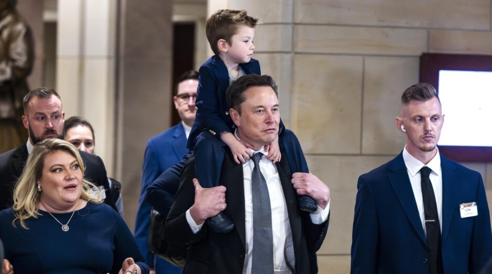 Илон Мъск най богатият човек в света и един от най близките