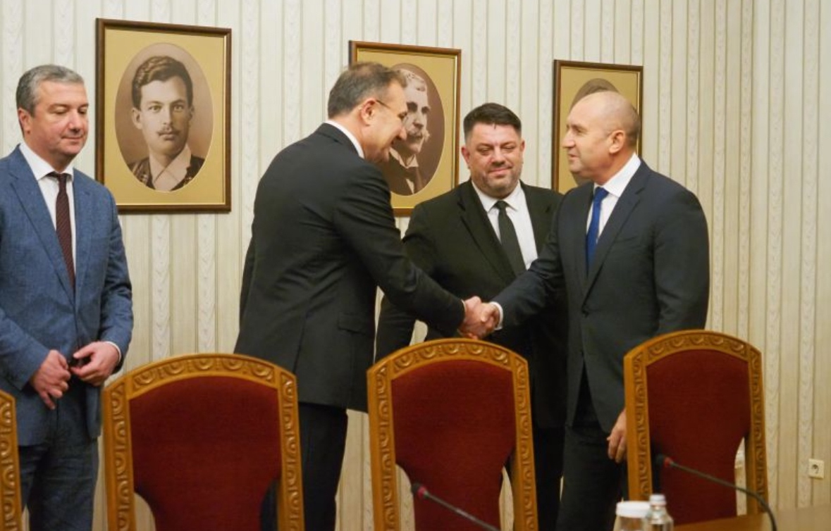 И коалиция БСП Обединена левица отиде на консултации при президента Румен