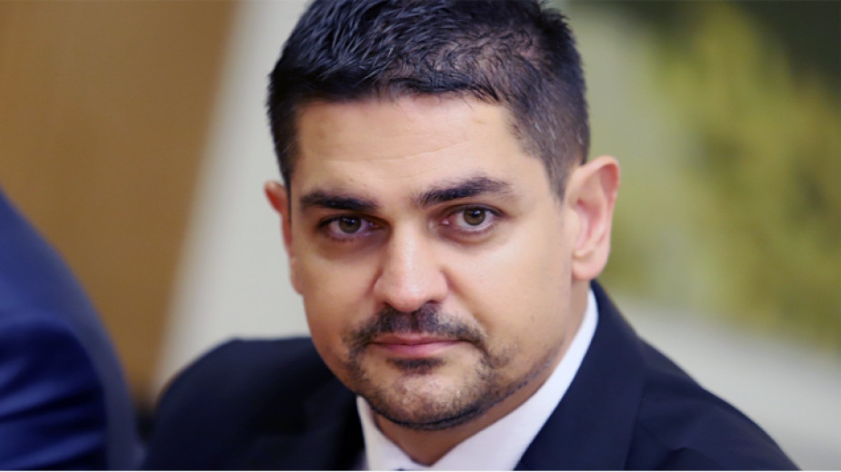 Плейбоят Радостин Василев уплътнява времето си в 51 вото Народно събрание