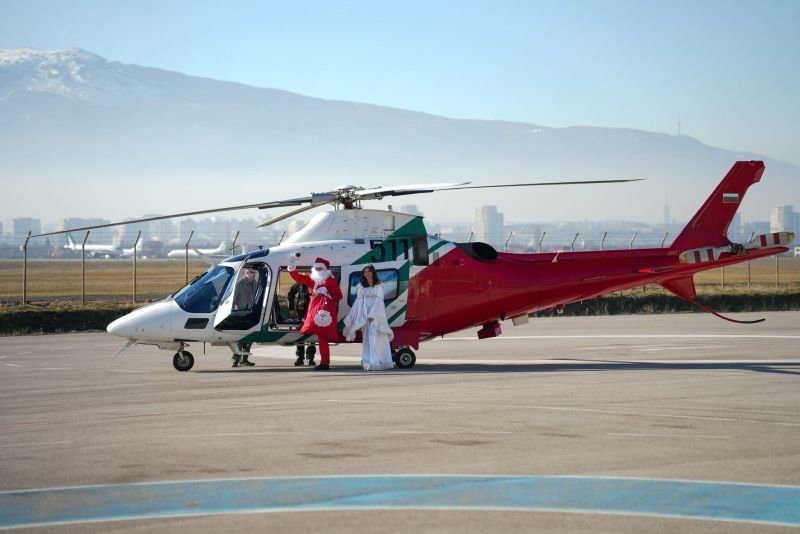 Дядо Коледа и Снежанка пристигнаха с хеликоптер на Гранична полиция