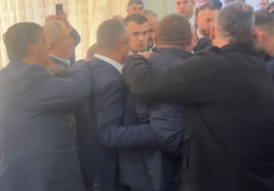 До напрежение и сблъсък между общински съветници и народни представители