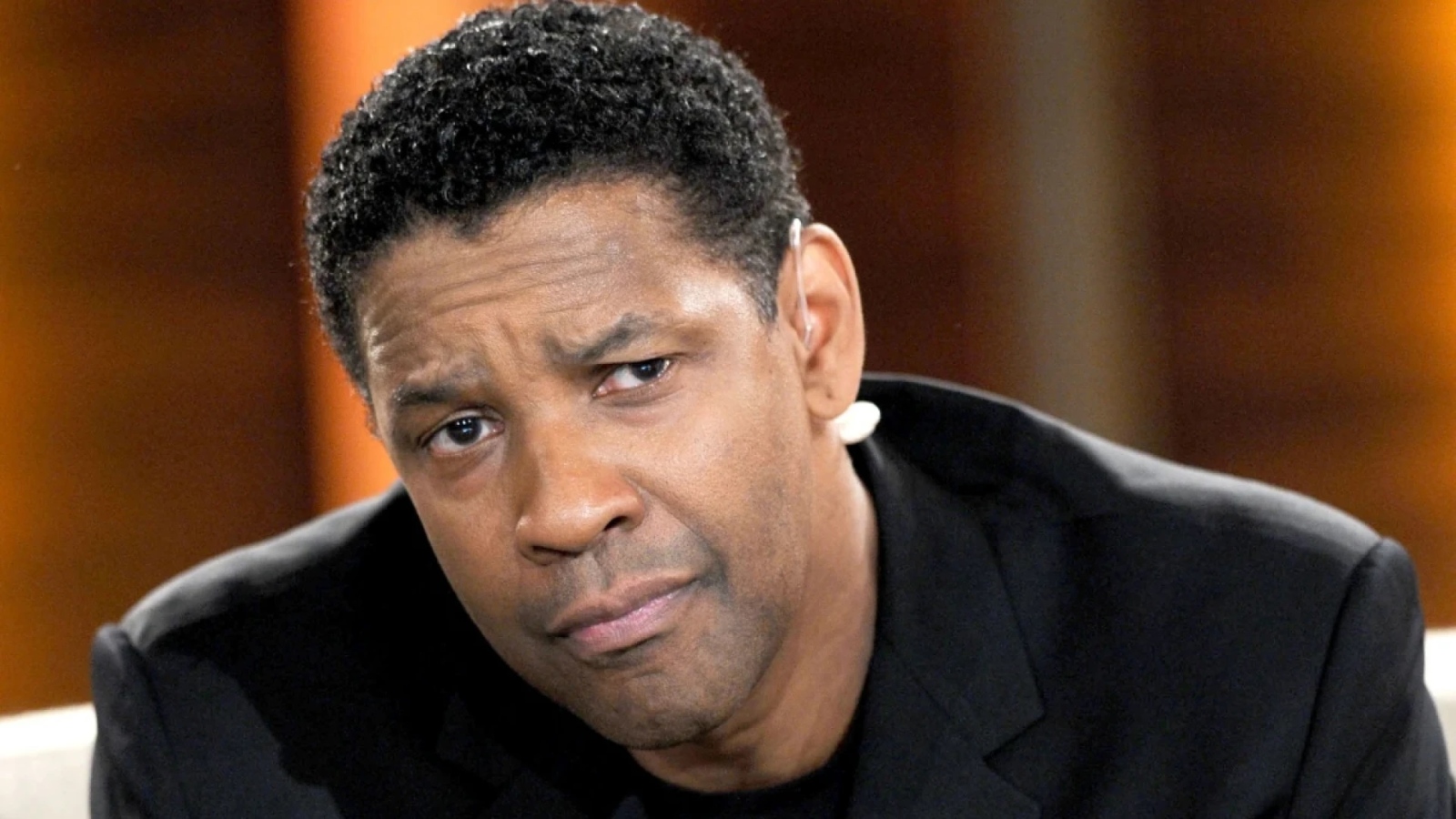 69 годишният актьор Дензъл Уошингтън стана свещеник Той бе кръстен и получи