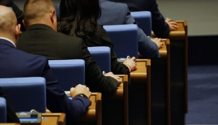 Горките депутати… На михлюзите в парламента най сетне им намериха работа