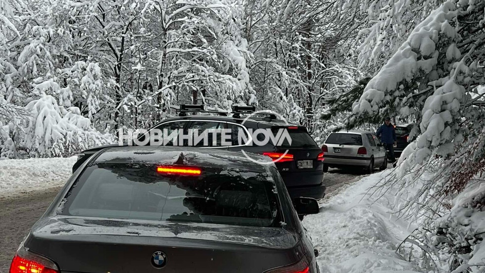 В определени участъци има сериозни снегонавявания съобщават от общината Заради силния