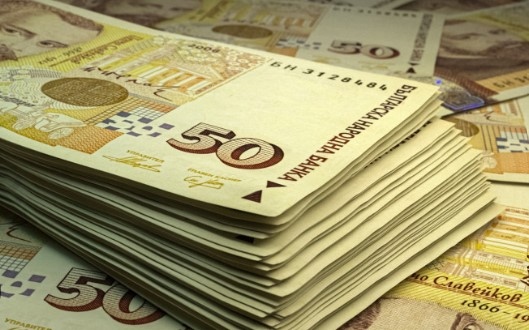 От 1 януари минималната заплата става 1077 лева което е увеличение