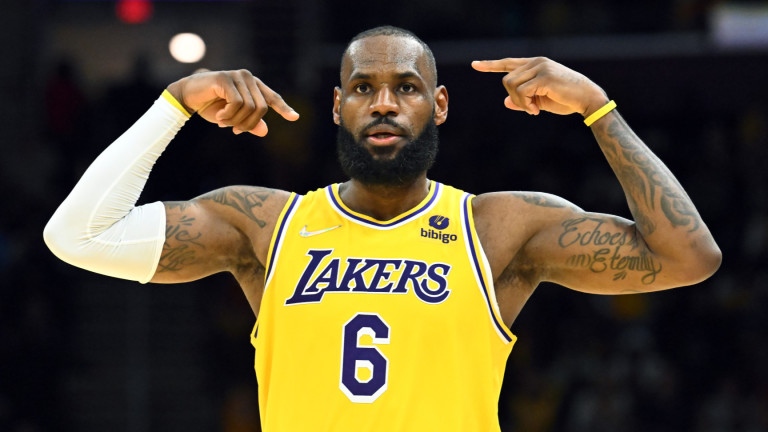 40 годишният ЛеБрон Джеймс говори пред медиите след старта на новата