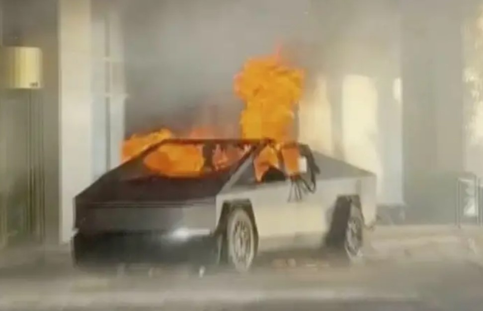 Автомобил Тесла сайбър тръйк се взриви пред Trump International Hotel в