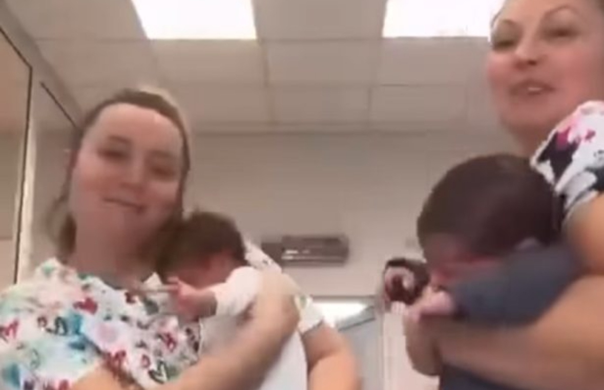 Скандално видео с две акушерки танцуващи чалга с новородени бебета в ръцете