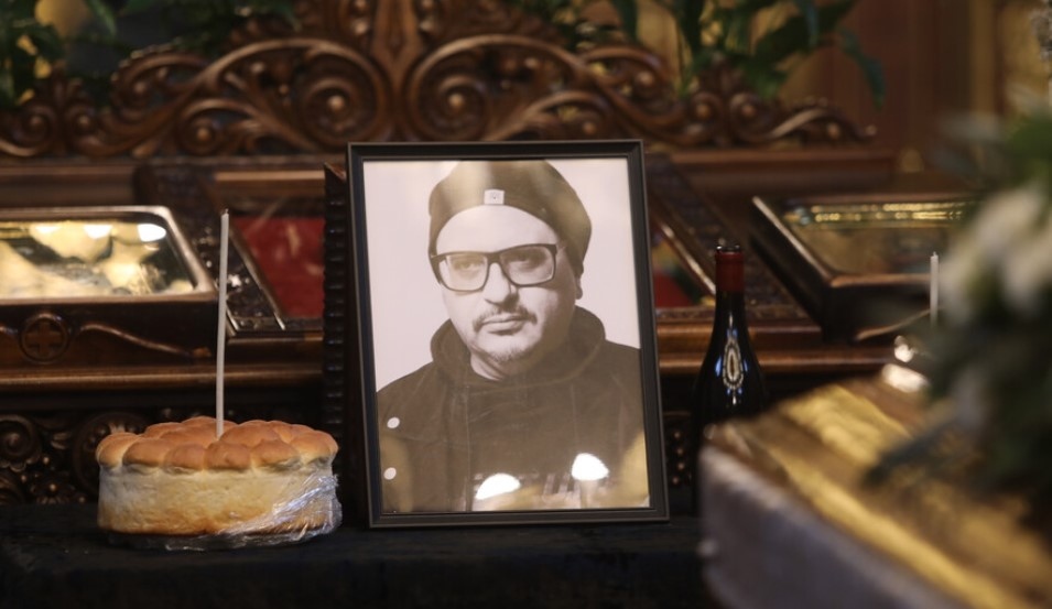 Близки и приятели си казват последно сбогом с певеца и съосновател