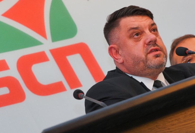 Със 102 гласа За 13 Против и 7 Въздържал се