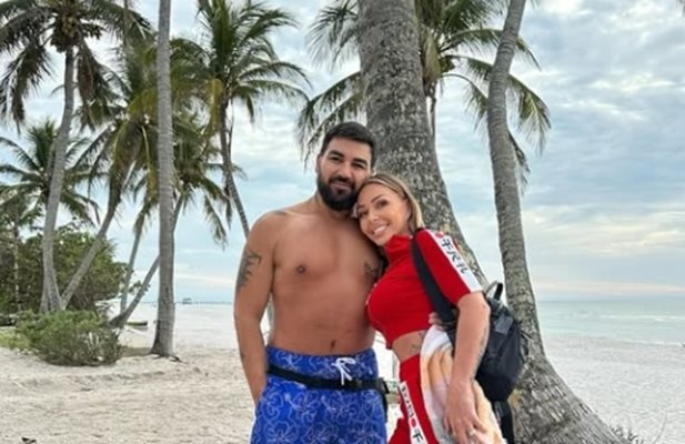 Животът е по красив с теб Това написа Азис във фейсбук профила си