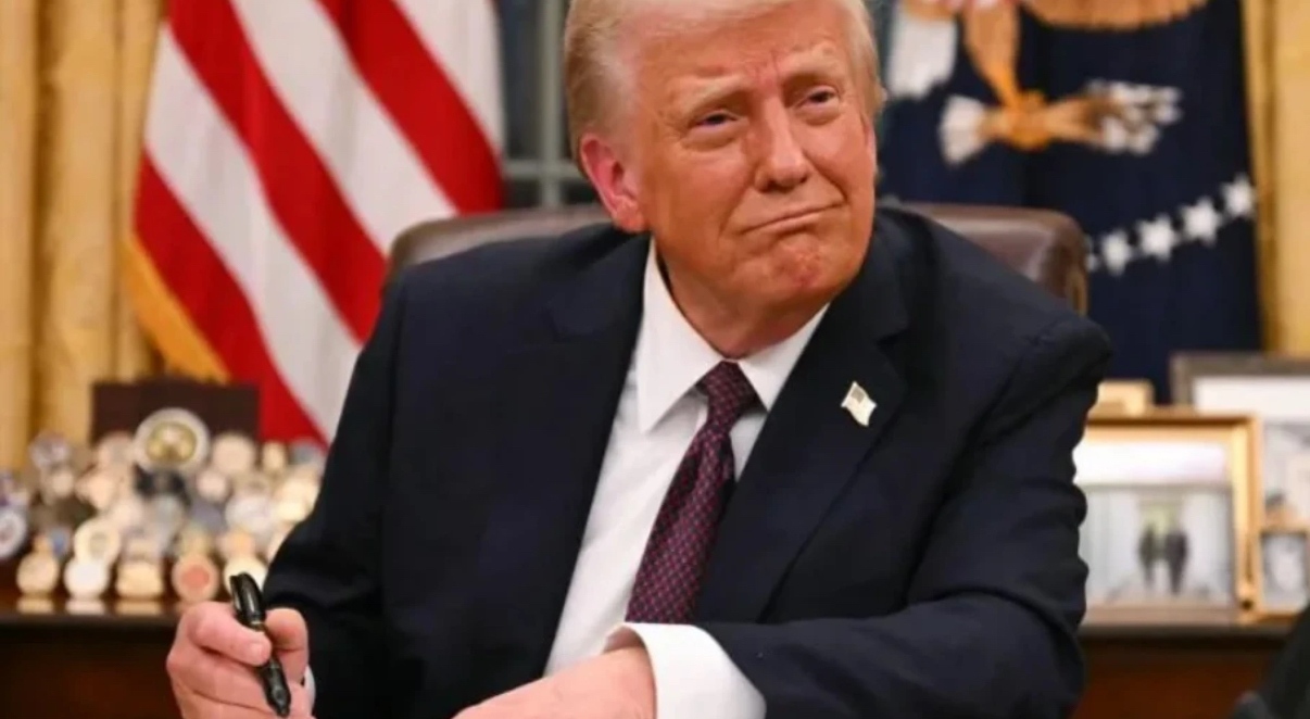 Президентът Доналд Тръмп заяви че планира да отстрани над 1000 назначени служители