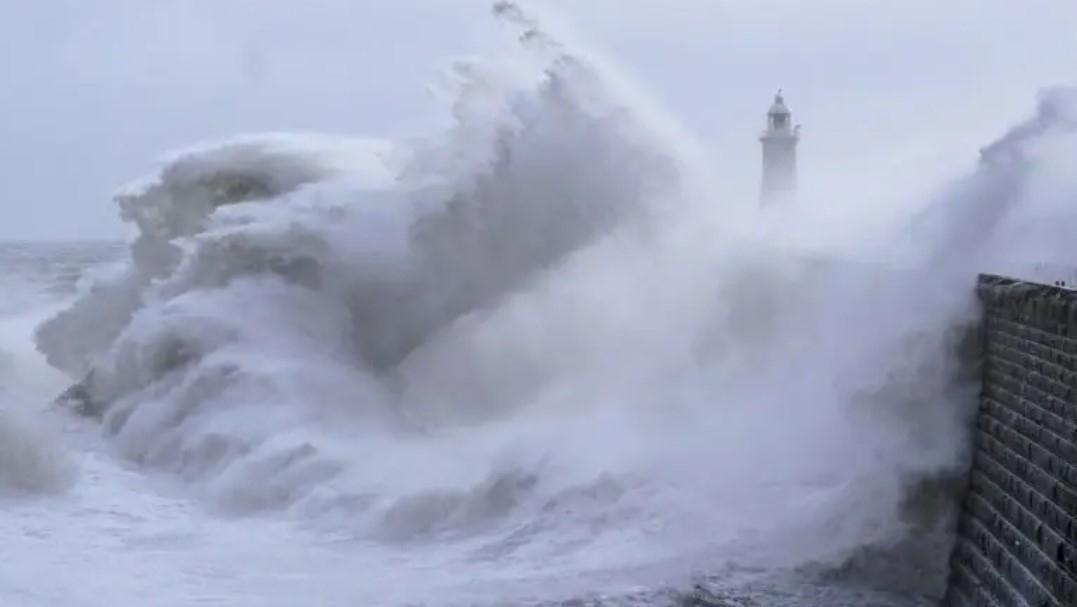 Полети бяха отменени пътища затворени и фериботи спрени
