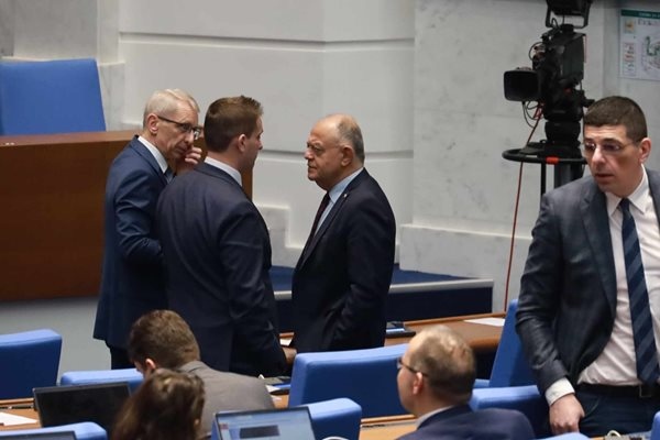 Коалицията ГЕРБ СДС БСП и Има такъв народ спаси депутатските имунитети