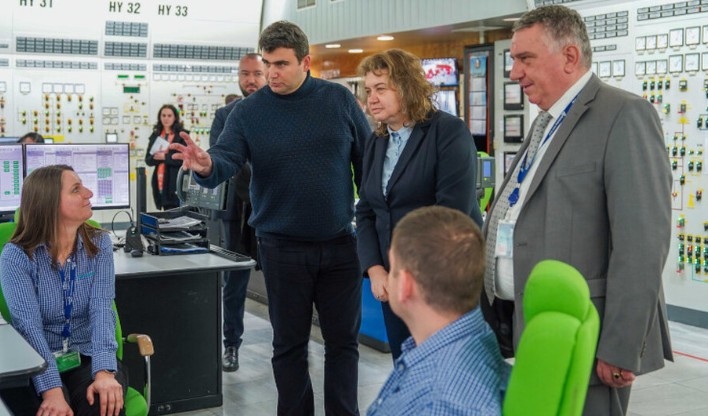 Председателят на парламента Наталия Киселова посети АЕЦ Козлодуй Тя разгледа машинната