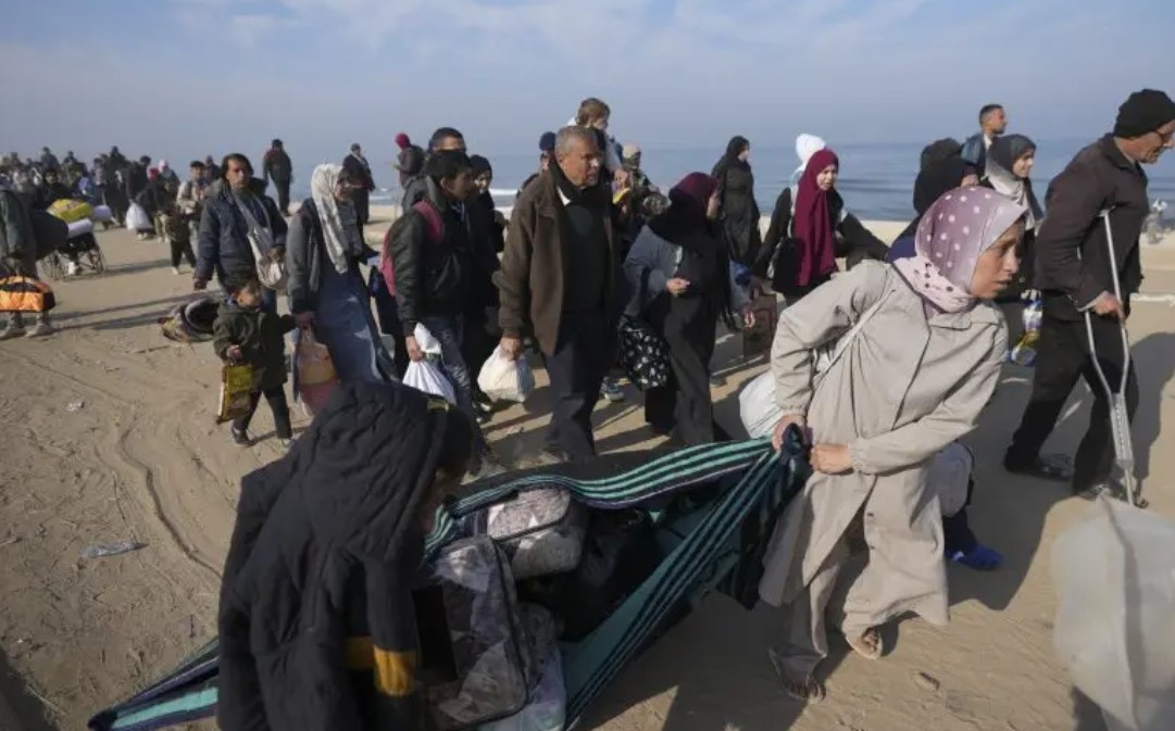 Хиляди разселени палестинци прекараха нощта сред руини в северната част