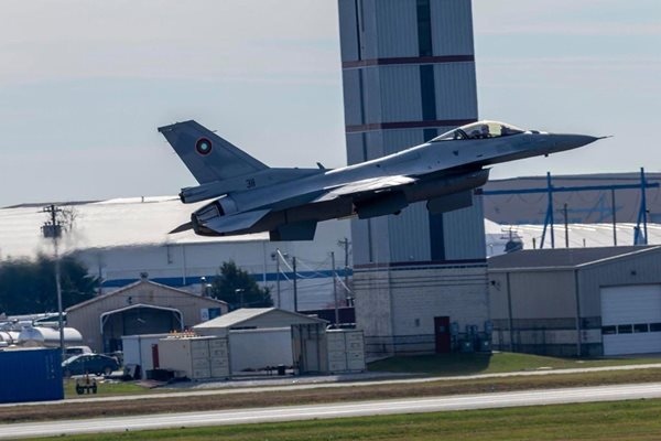 Не всичко е цветя и рози с F 16 Има забавени