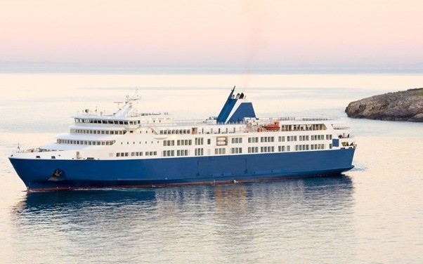 Ферибот от Атина ще евакуира желаещите да напуснат Санторини  Очаква се той