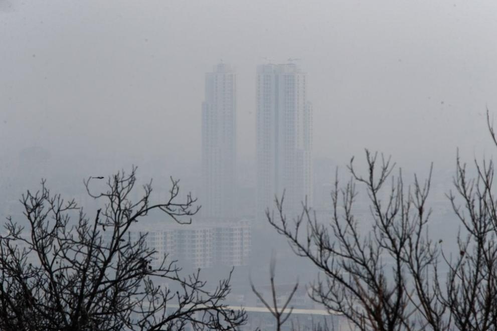 Опасно мръсен въздух прегнозират от AccuWeather през днешния неделен ден Въздухът