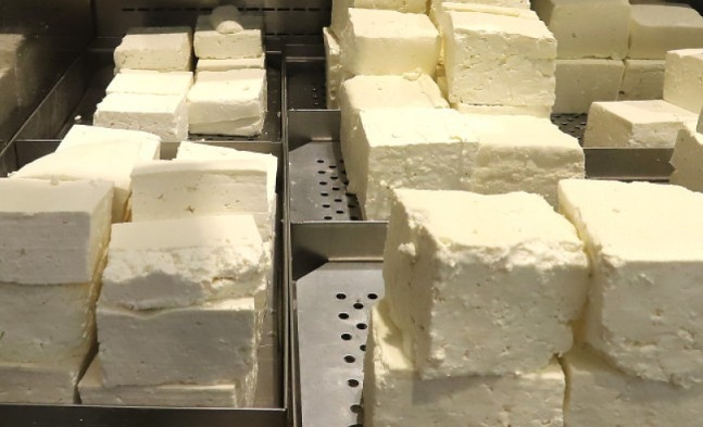 Почти 13 000 тона фалшиво сирене са произведени в България и продадени
