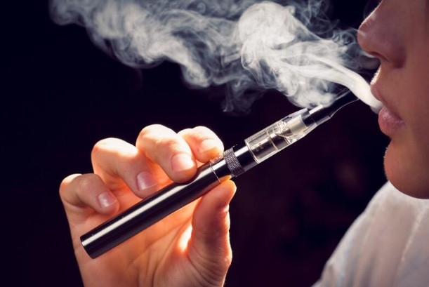 Битката с вейповете продължава – парламентът планира да ги забрани