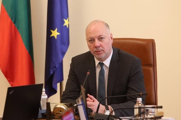 Министър председателят Росен Желязковпристигна в Париж където днес ще участва в Среща