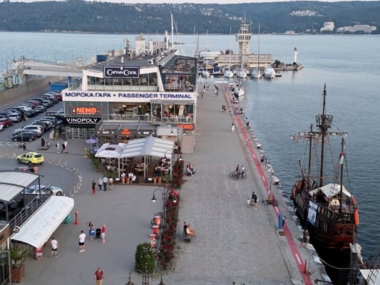 Корабна боя е замърсила морската вода около Морска гара Варна Това
