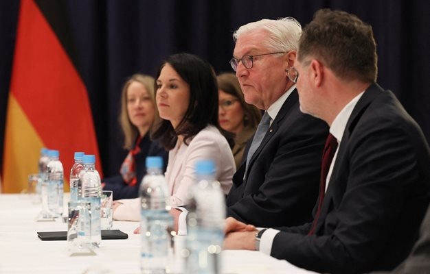 Американската администрация не зачита установените правила и Европа ще трябва