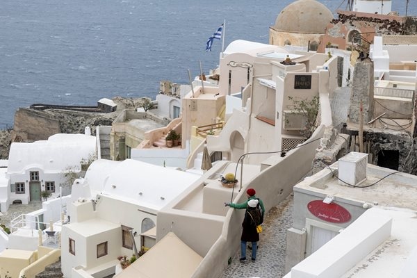 Продължителен трус е регистриран около гръцкия остров Санторини в южната