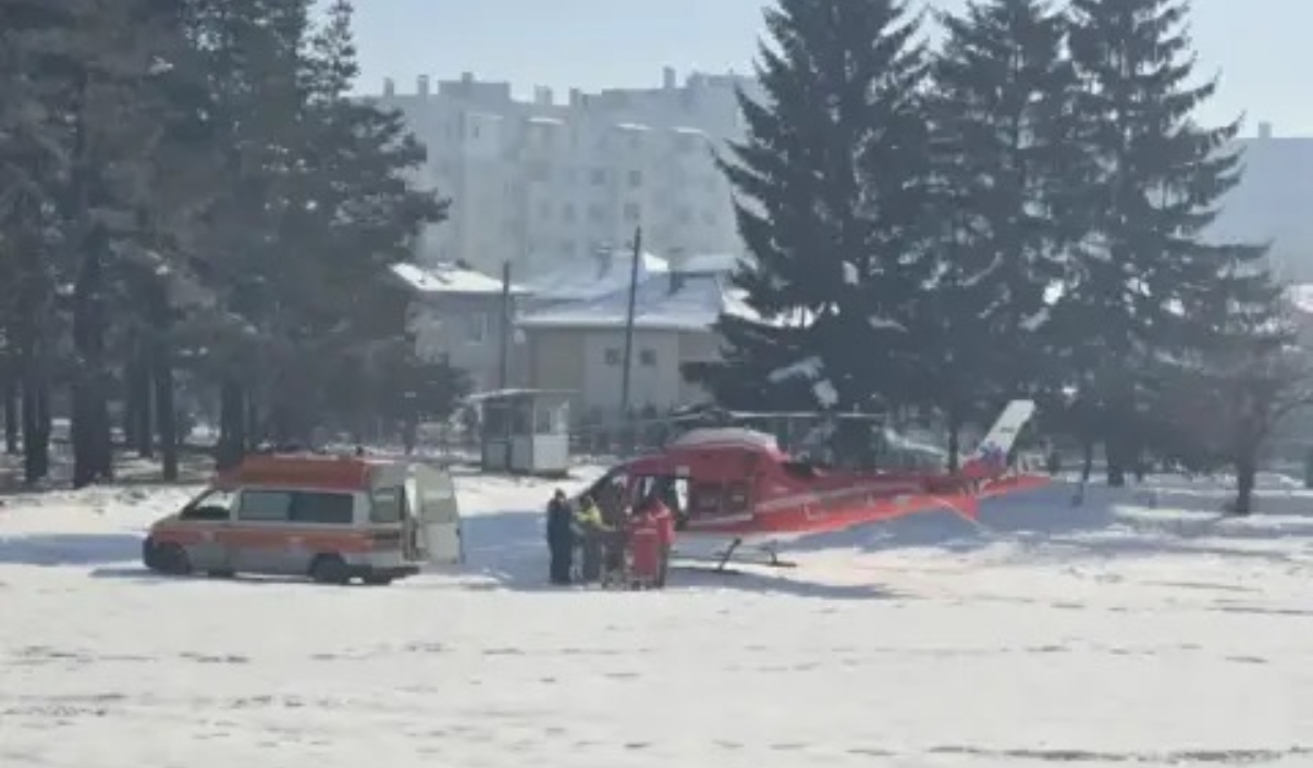 Въздушната линейка транспортира пациент от ски писта Маркуджик в Боровец