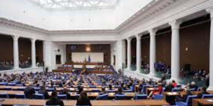 Основното месечно възнаграждение на народните представители достигна 7872 лева показват