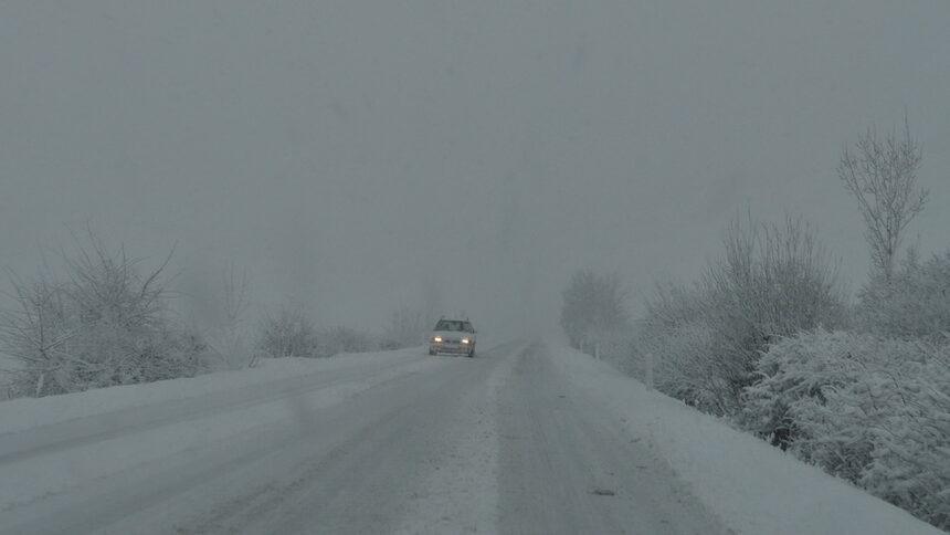 Интензивните снеговалежи в страната продължават В сила за пет области