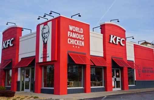 KFC веригата ресторанти за бързо хранене известна като Kentucky Fried Chicken премества