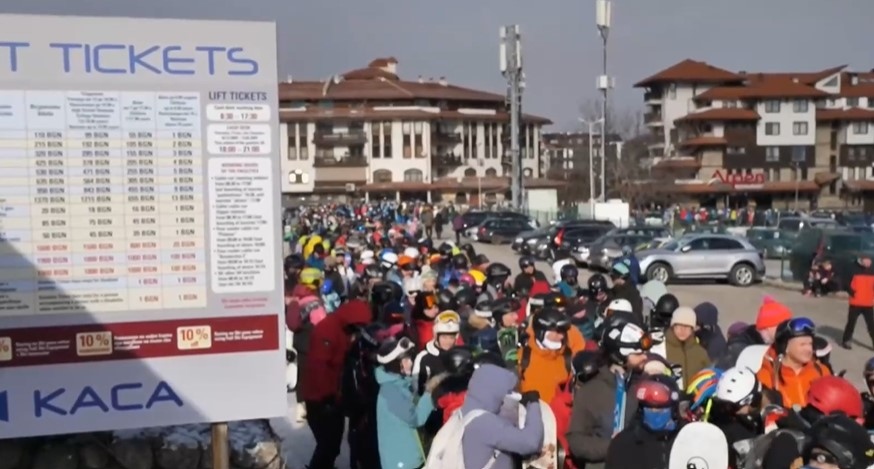 Огромни опашки от скиори чакащи да се качат на кабинковия