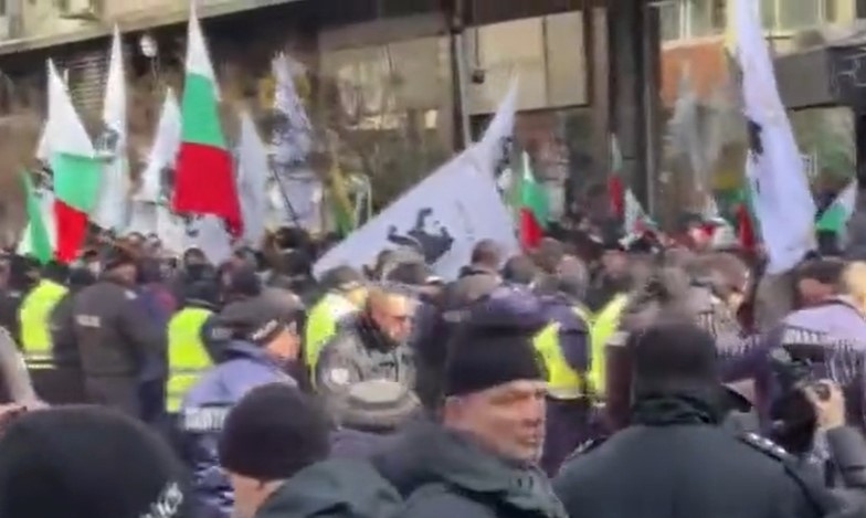 Димки и боя по сградата на ЕК в София на