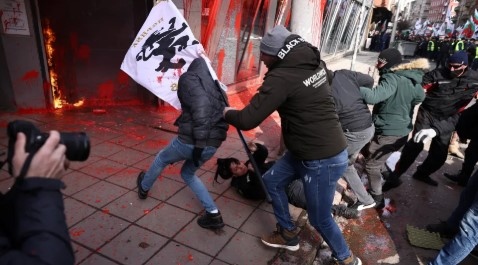 МВР издирва всички които са участвали в сблъсъците пред сградата