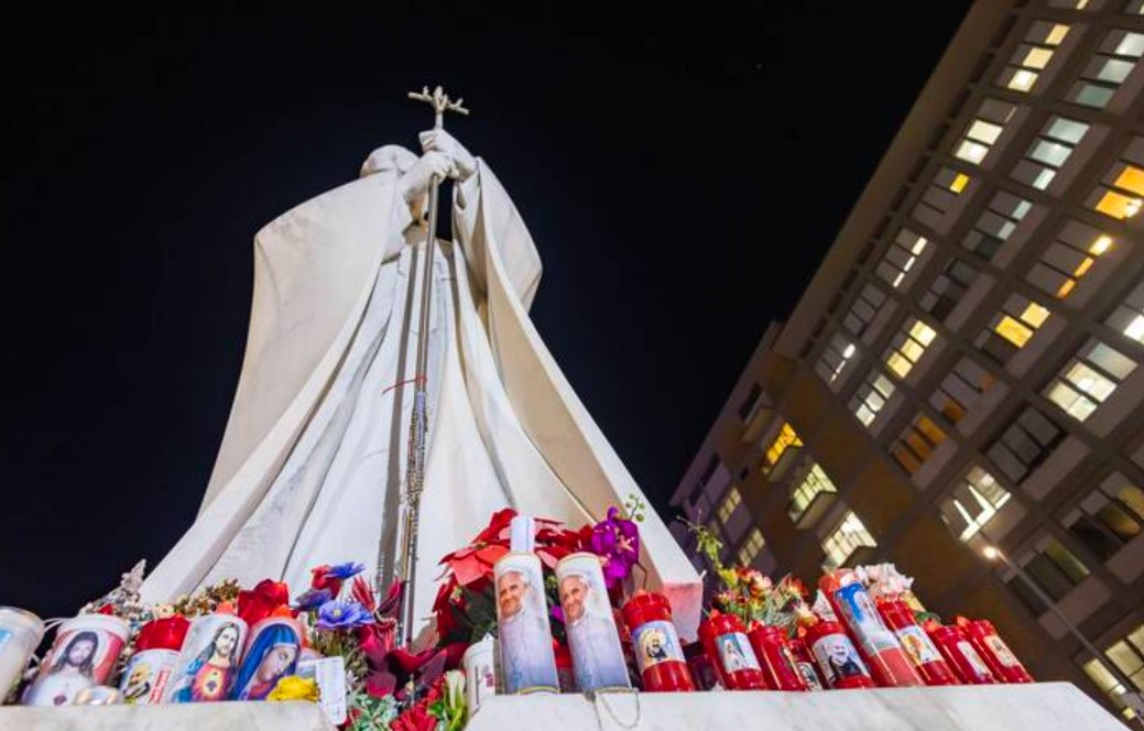 Папа Франциск който страда от двойна пневмония остава в критично