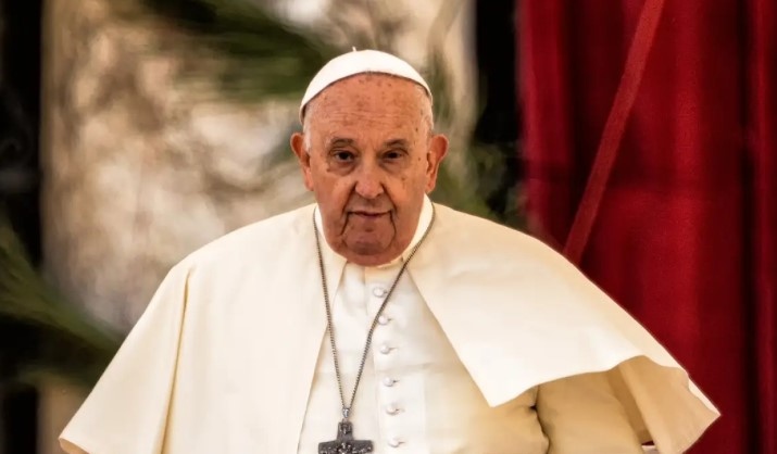 Папата Франциск е имал изолирана дихателна криза докато се лекува