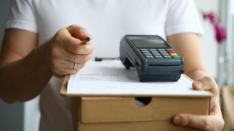 Близо с 10 поскъпват някои куриерски услуги от 1 март