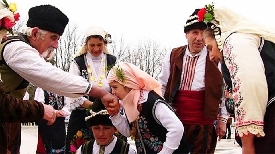 Българската православна църква почита днес църковния празник Неделя сиропустна наричан