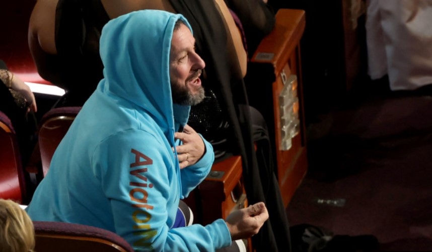 Адам Сандлър направи незабравима изненадваща поява на 97 ата церемония по