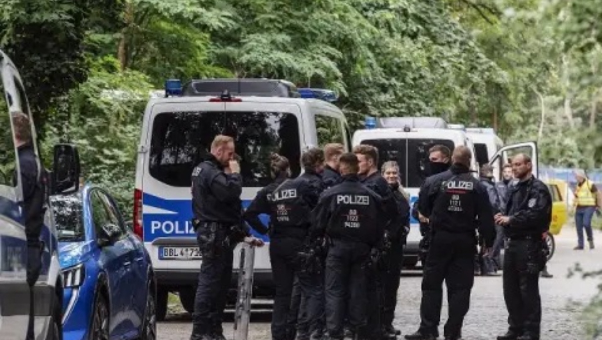 Най малко една жертва е взело врязването на автомобил в карнавално