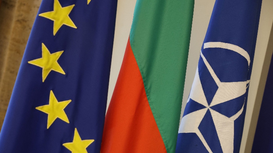 НАТО и ЕС отправиха поздрав към България по случай Националния