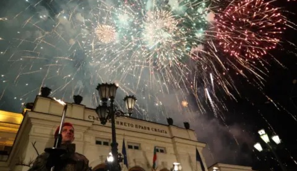 Проведе се тържествената заря проверка по повод националния празник Тя започна
