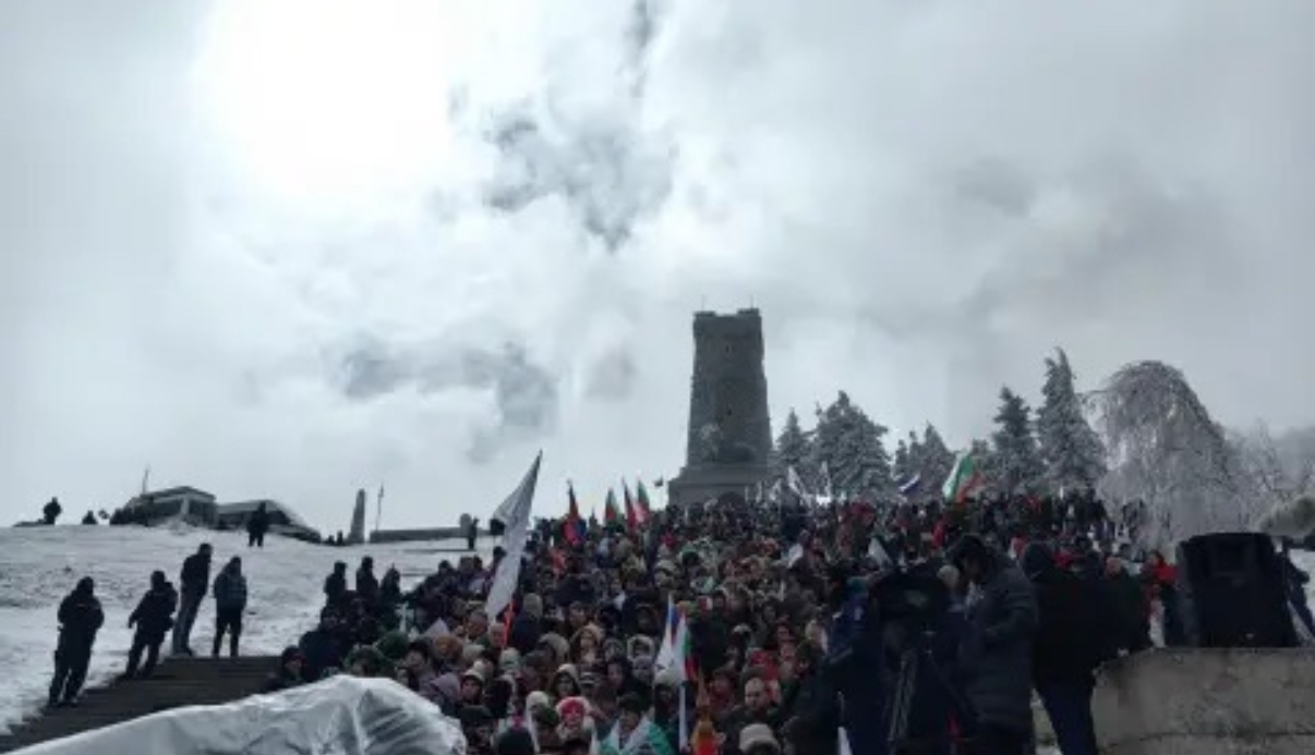 Стотици българи се изкачиха на връх Шипка за да присъстват