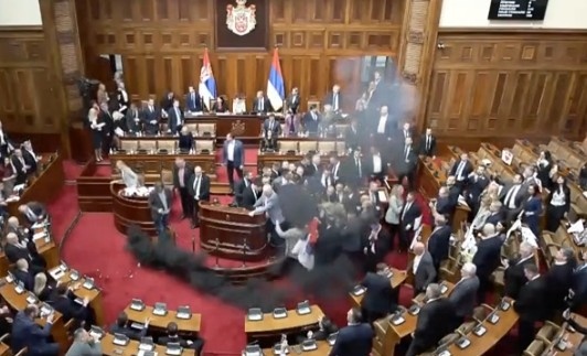 Сръбските опозиционни депутати хвърлиха димки и сълзотворен газ в парламента