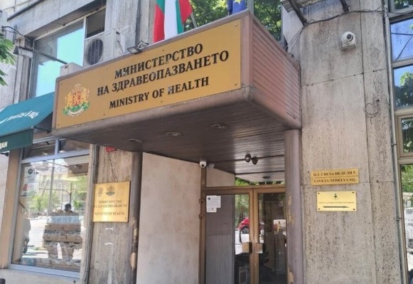 Работещите в здравеопазването излизат на протестен палатков лагер пред Министерството